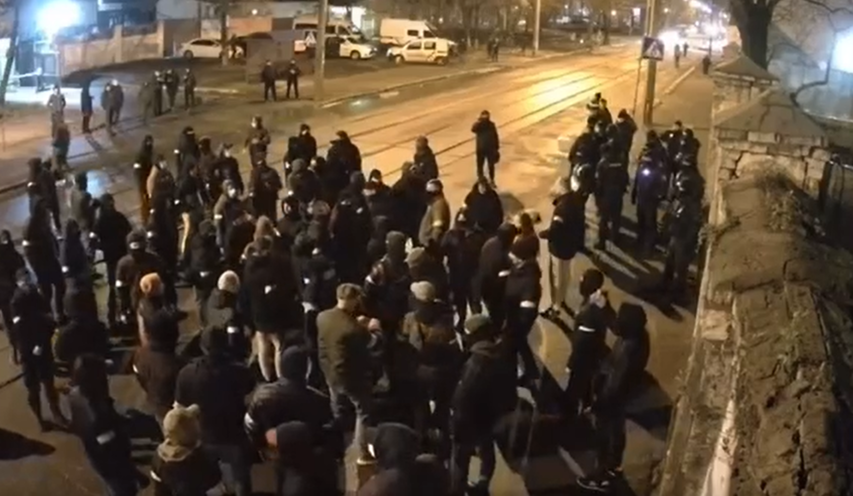 Люди в масках ночью заблокировали вход в один из клубов Киева: подробности