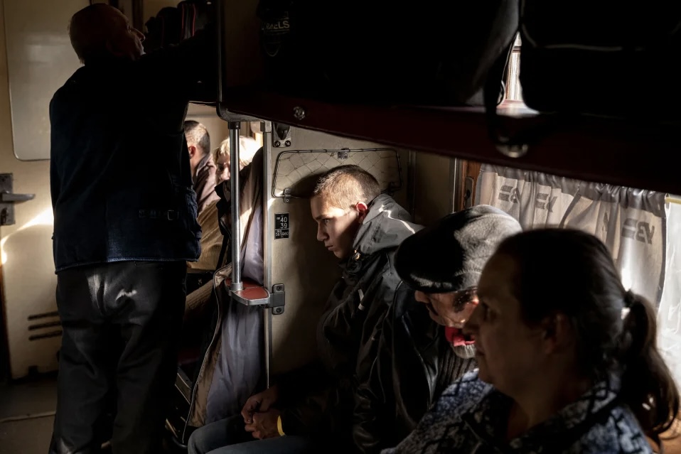 Цивільні на борту евакуаційного поїзда в Покровську, Україна, 28 вересня.