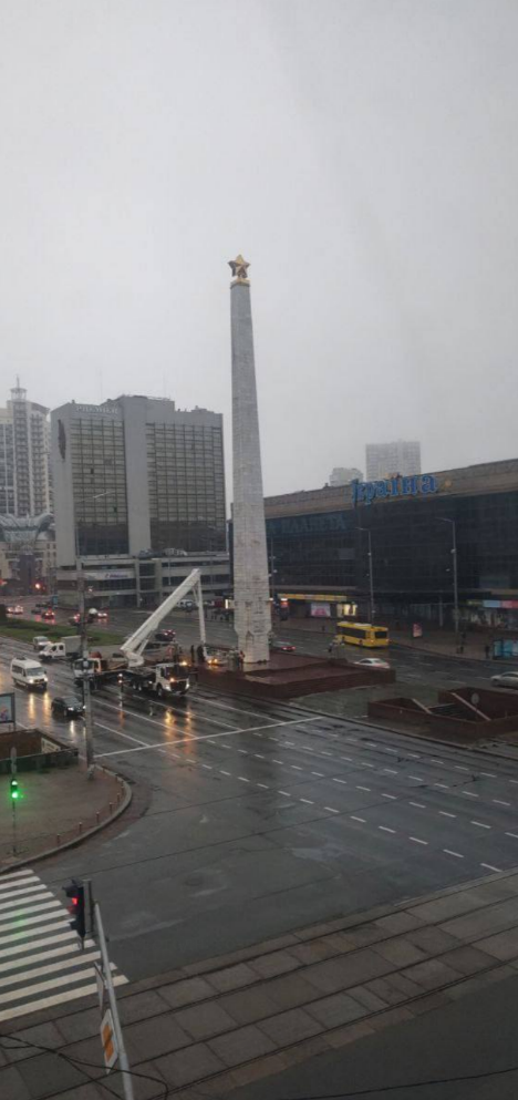 На Галицькій площі почали демонтаж зірки з обеліска "Місто-герой Київ"