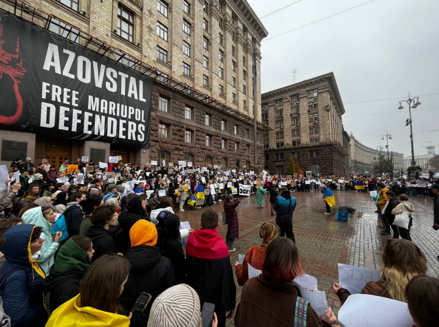 Мітинг біля КМДА: кияни під дощем вимагають збільшення фінансування ЗСУ 