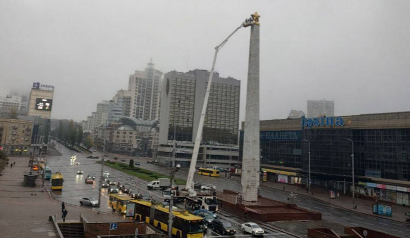 На Галицькій площі почали демонтаж зірки з обеліска Місто-герой Київ