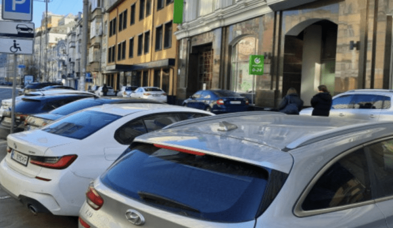 Кияни вимагають ліквідувати незаконні парковки на тротуарах у центрі міста