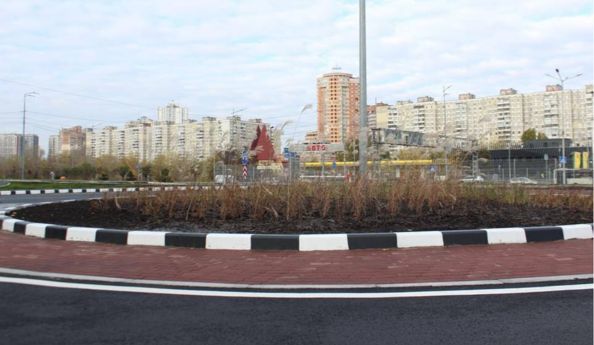 У Дарницькому районі Києва облаштували нову кільцеву розв'язку.
