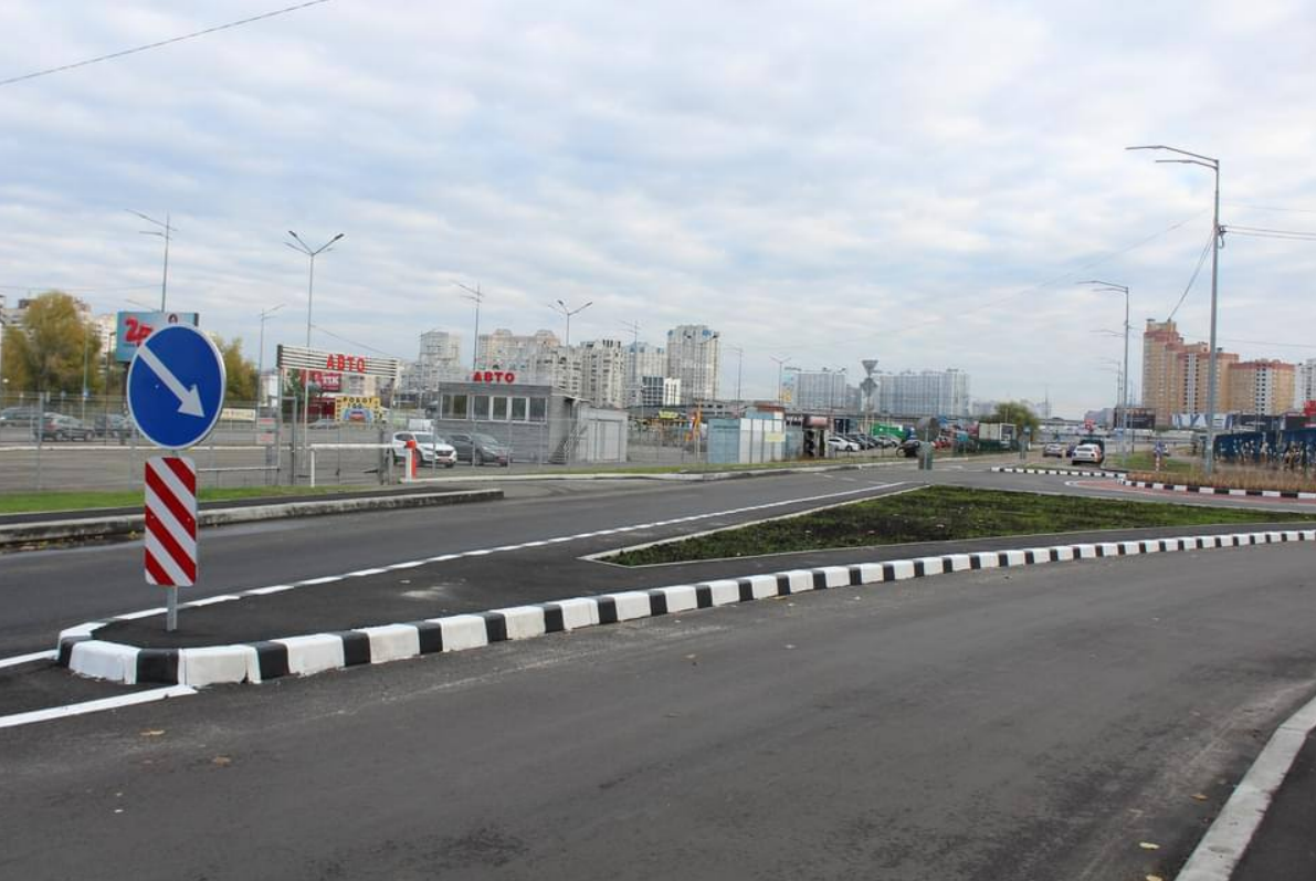 У Дарницькому районі Києва облаштували нову кільцеву розв'язку.