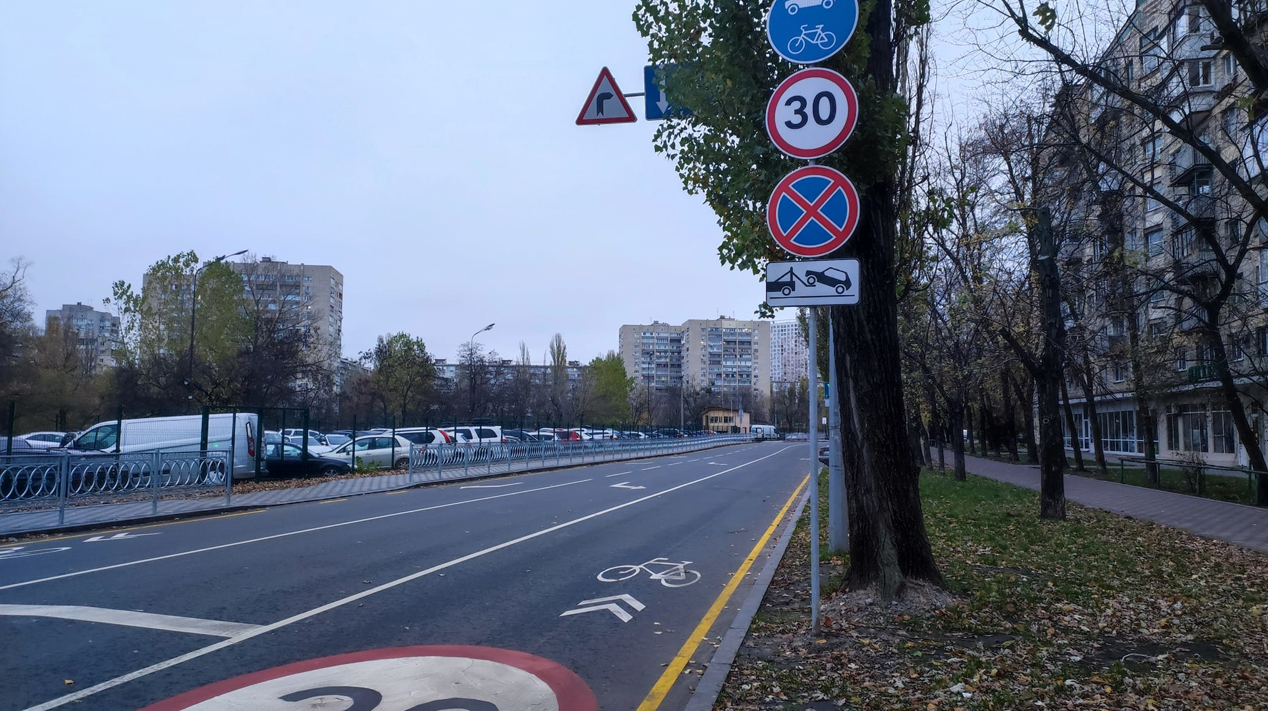 У Києві на Русанівці облаштували одразу три велодоріжки: фото 
