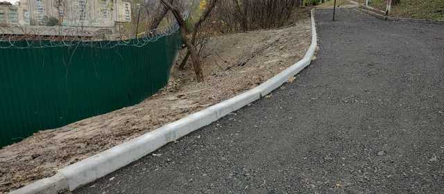На пішохідній доріжці у Солом'янському парку, де в жовтні 2023 обвалилася частина покриття, тимчасово поклали асфальтну крихту