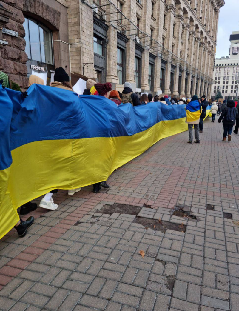 У Києві відбувся десятий мітинг біля КМДА: вимагали гроші на ЗСУ