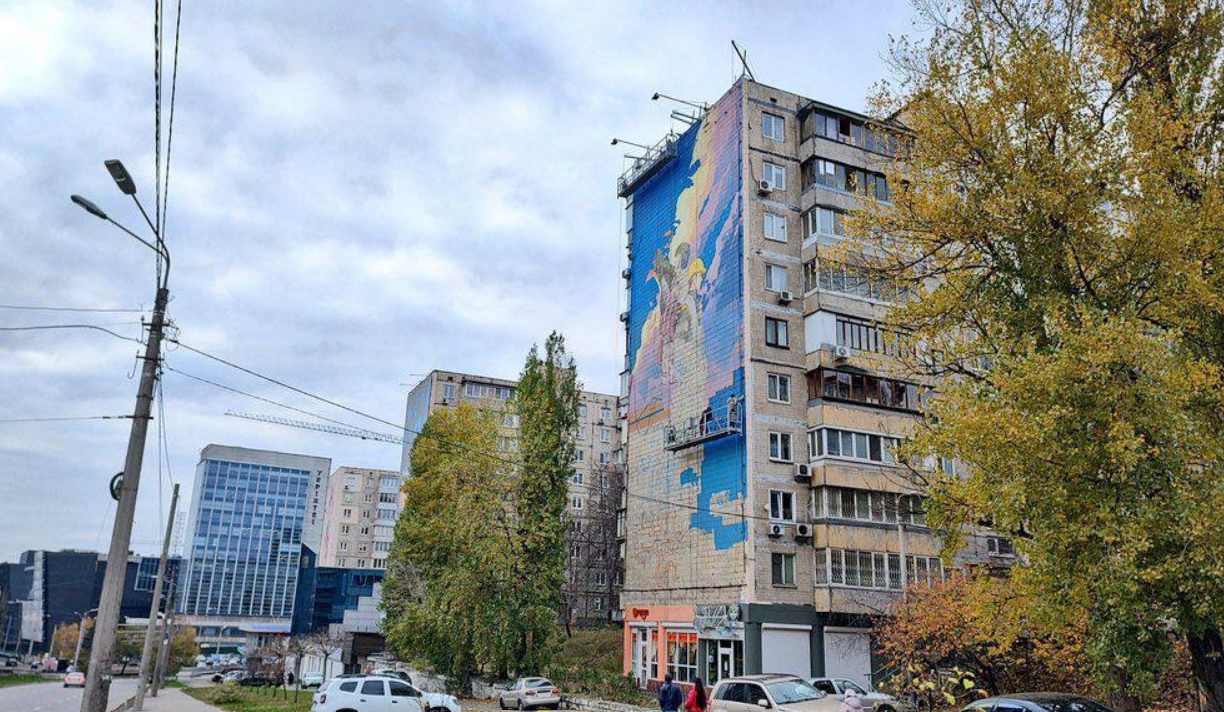 У Києві на проспекті Миколи Міхновського малюють новий муралприсвячений ДТЕК