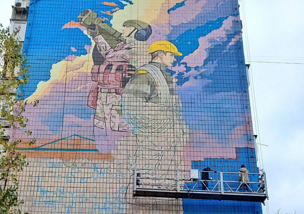 У Києві на проспекті Миколи Міхновського малюють новий мурал: фото