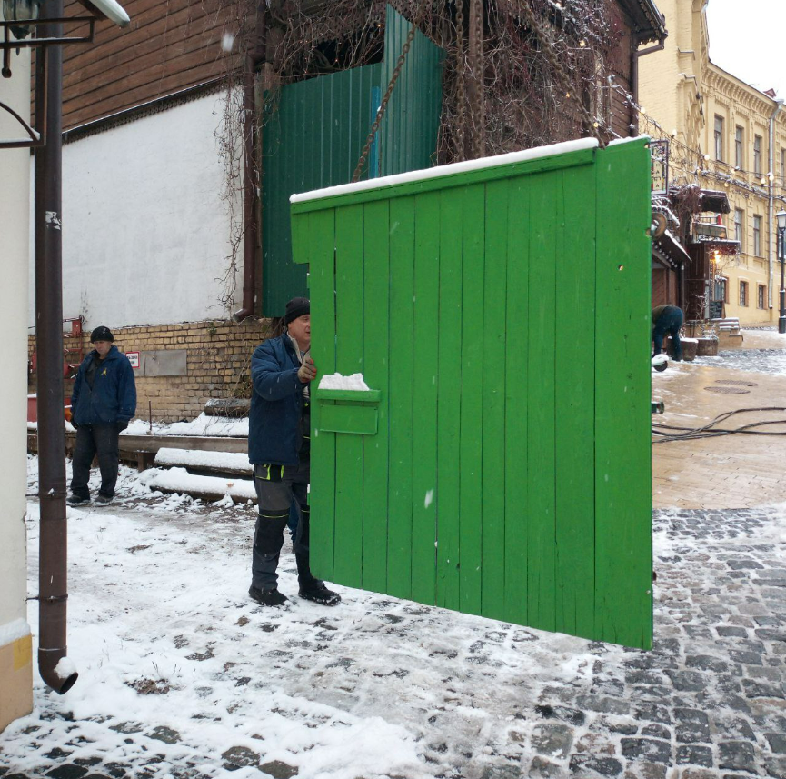 На Андріївському узвозі біля "Замку Річарда" демонтували самовільно встановлений будівельний паркан. 