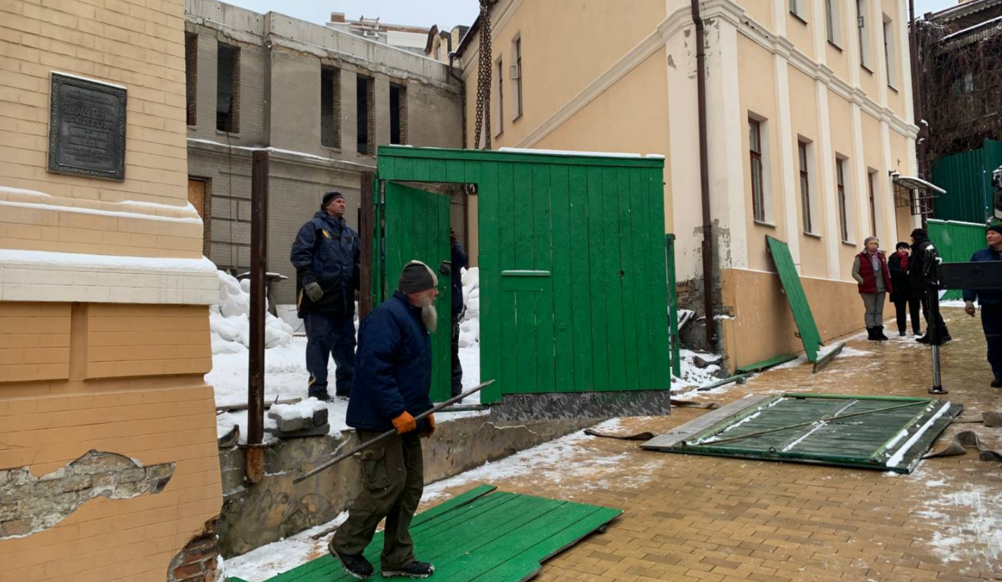 Біля "Замку Річарда" демонтували будівельний паркан: фото