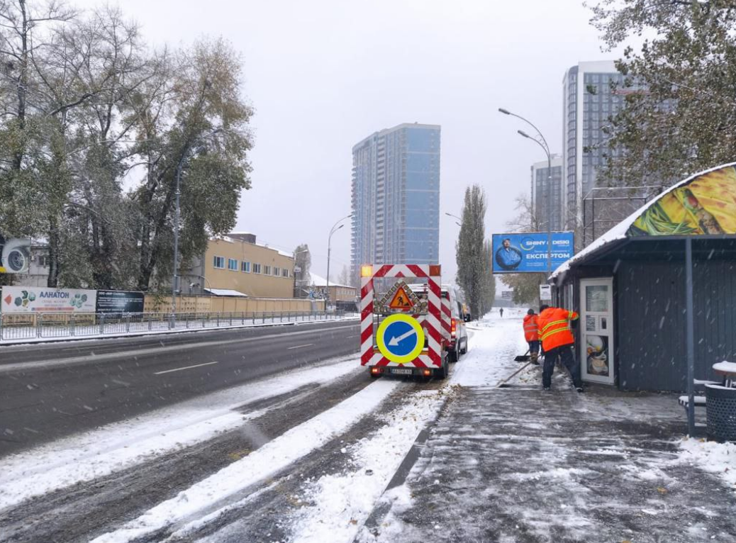 У Києві ліквідують наслідки снігопаду: на дороги вивели спецтехніку