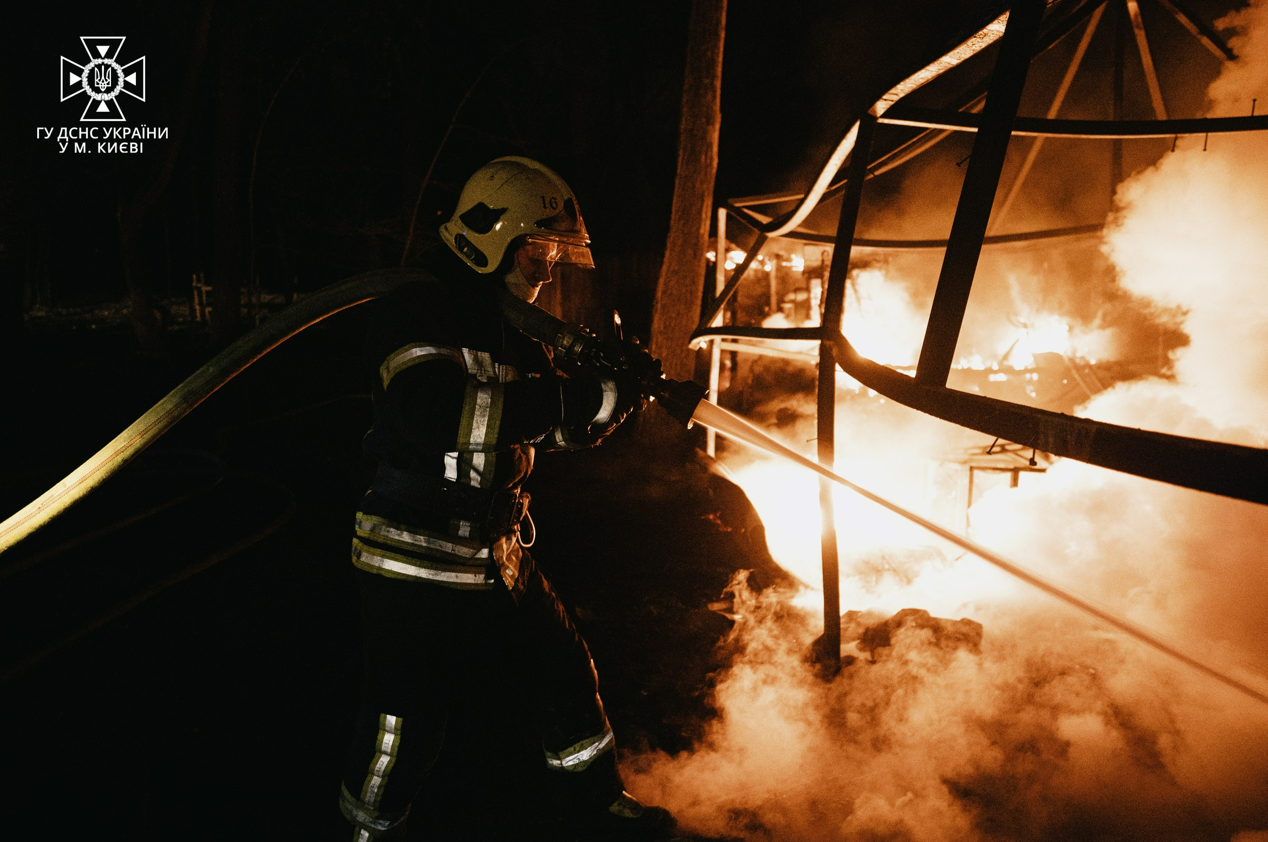 У Гідропарку сталася масштабна пожежа, згоріли будинки: фото, відео
