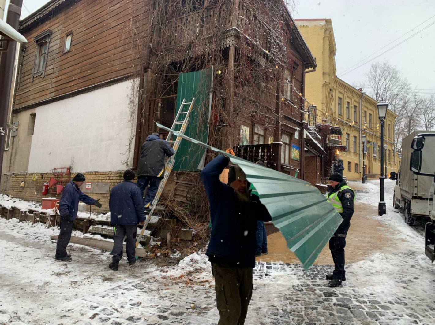 На Андріївському узвозі біля "Замку Річарда" демонтували самовільно встановлений будівельний паркан. 