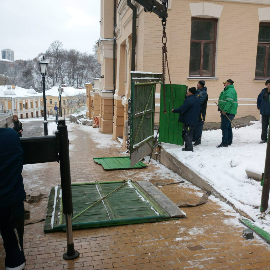 На Андріївському узвозі біля "Замку Річарда" демонтували самовільно встановлений будівельний паркан. 