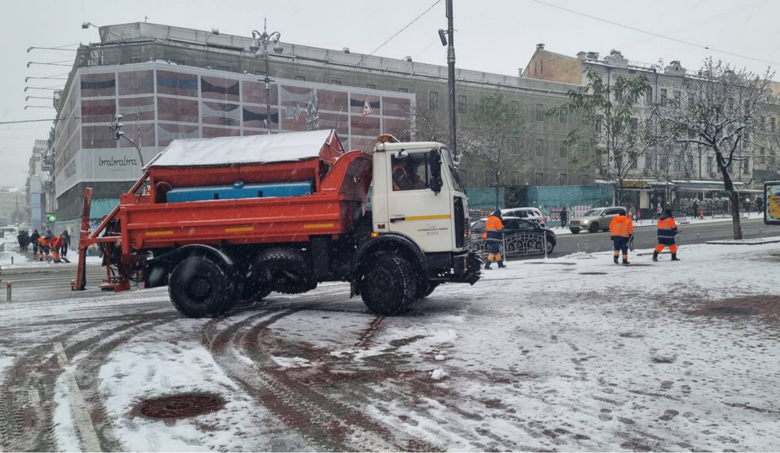 У Києві ліквідують наслідки снігопаду: на дороги вивели спецтехніку