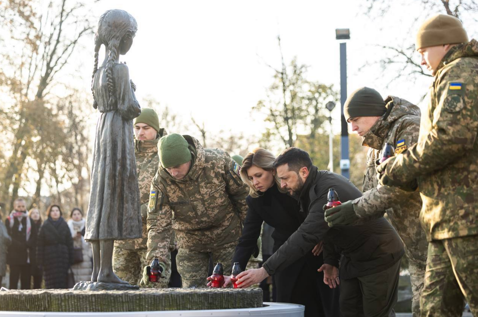Зеленський запалив свічку біля монументу жертвам голодомору
