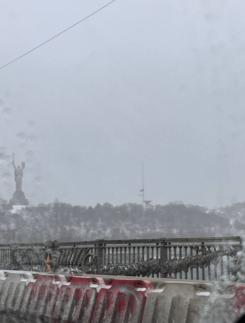 Вітер пошкодив головний прапор України у Києві: фото