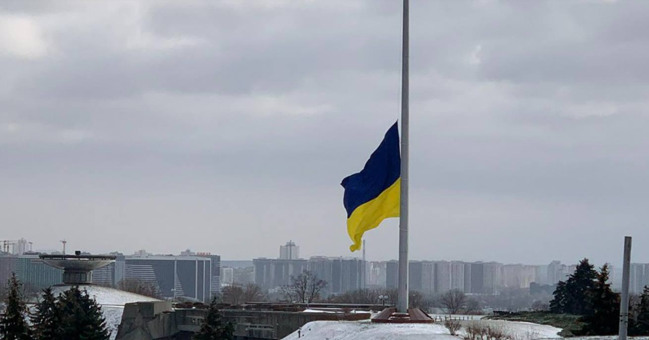 Полотнище головного прапора України, яке розірвало напвіл, замінили