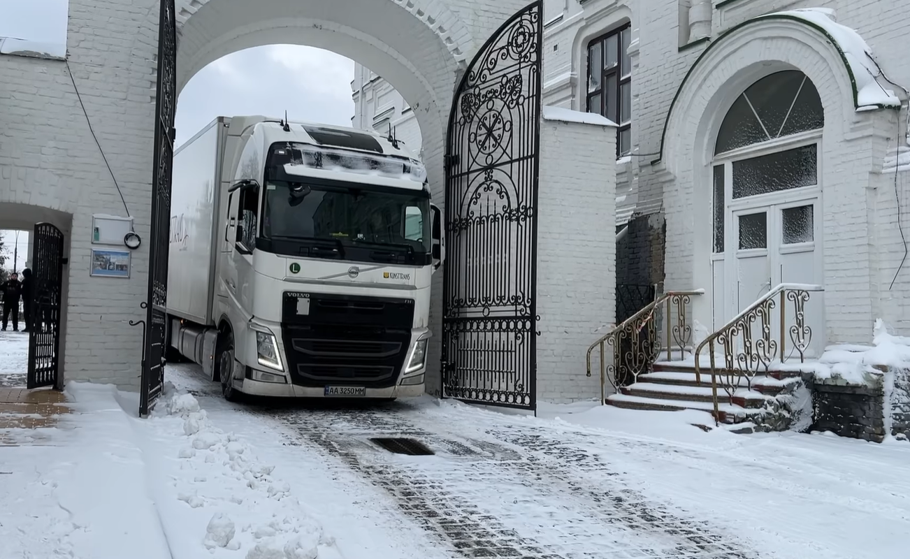 Скіфське золото привезли на територію Києво-Печерської лаври