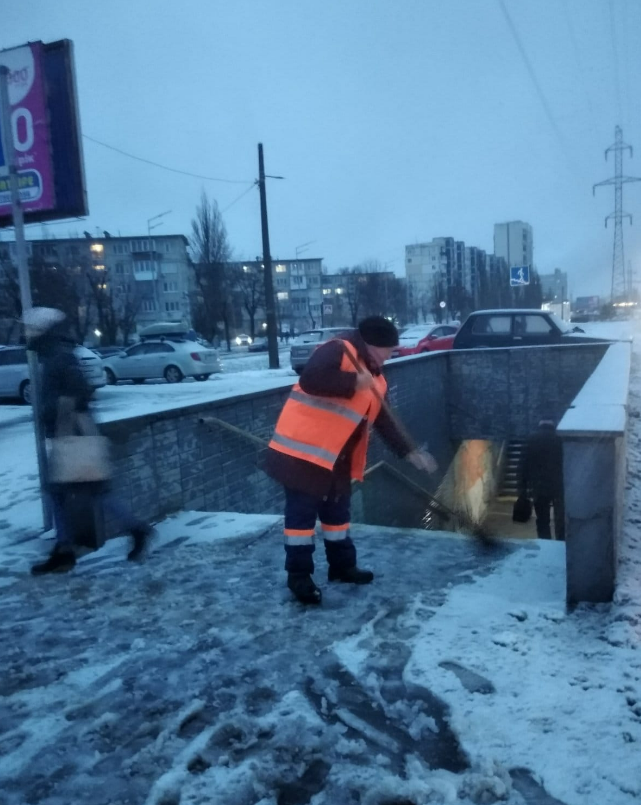 Ожеледиця у Києві, на дорогах працює спецтехніка
