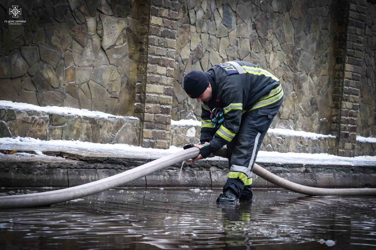 Рятувальники ліквідовують наслідки негоди