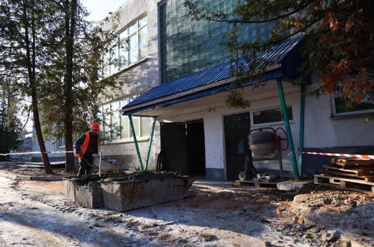 У Київській області перевірили, як відбудовують дитячий садок Веселка у Гостомелі та школу з дошкільним підрозділом у Ворзелі