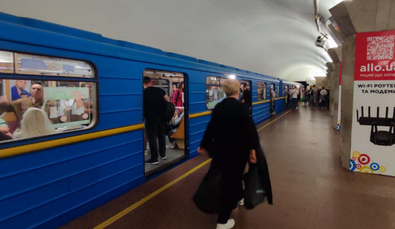 У Києві в метро пасажир потрапив під потяг: рух поїздів синьої гілки обмежили