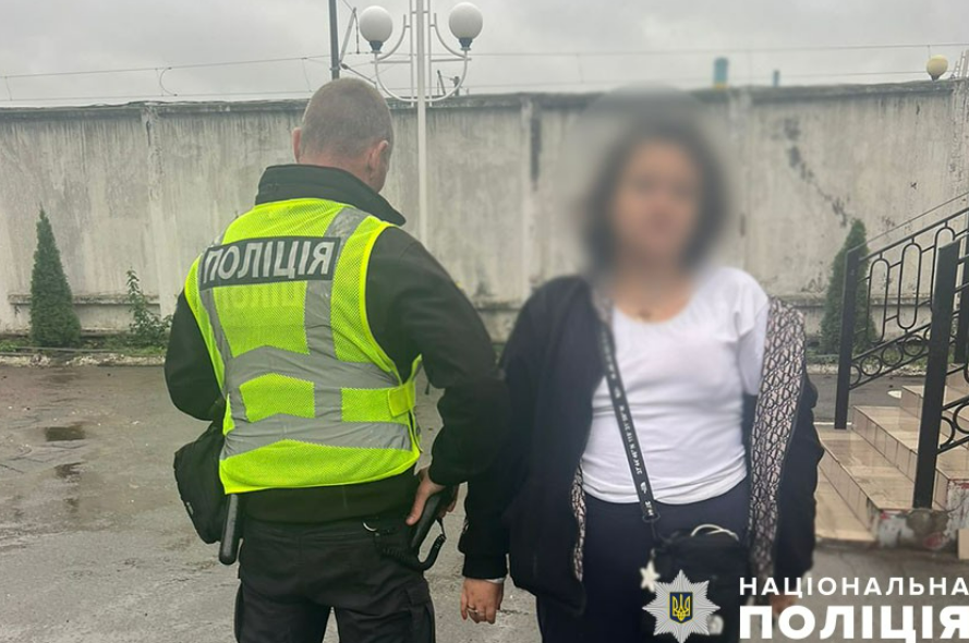 Жінка, яка раділа вибухам у Києві та насміхалась з киян на вокзалі під час атаки рф, отримала підозру.