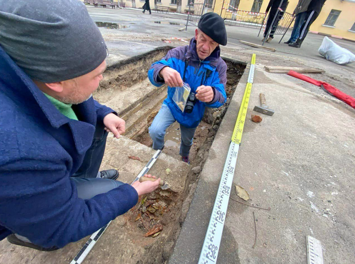 У Києві біля Могилянки на Контрактовій заасфальтували археологічний розкоп: фото