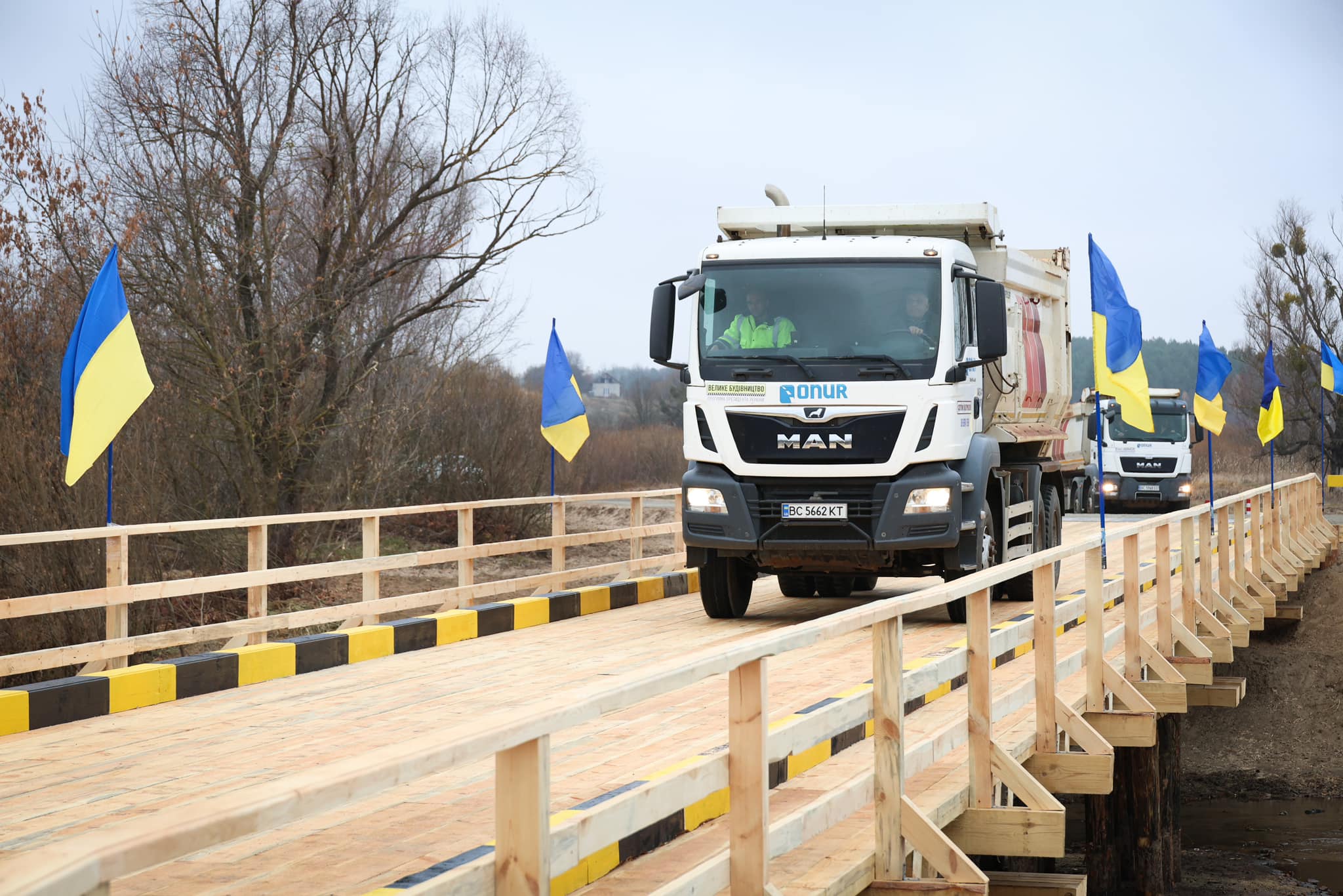 На Київщині звели тимчасовий міст через річку Тетерів: фото