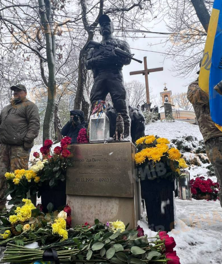 У Києві на Аскольдовій могилі відкрили пам'ятник Дмитру Коцюбайлу Да Вінчі