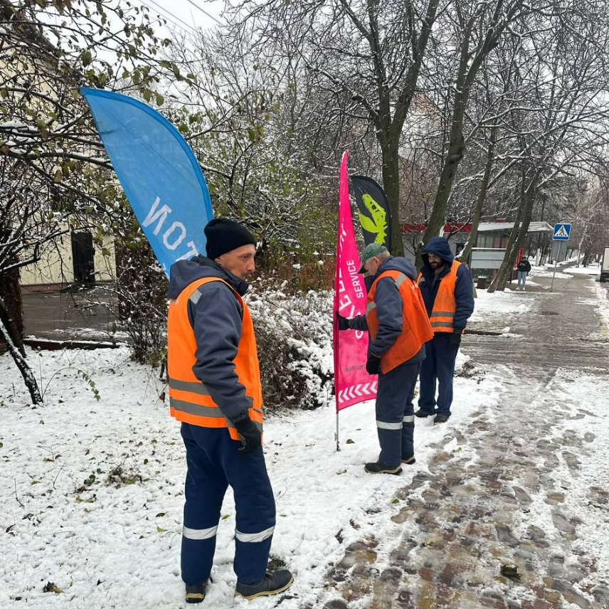 У Києві біля магазинів демонтували штендери та прапорці: причина