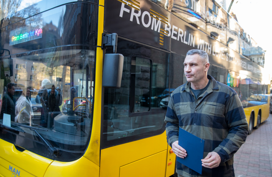 Київ отримав інклюзивний двоповерховий автобус від Німеччини: де він курсуватиме