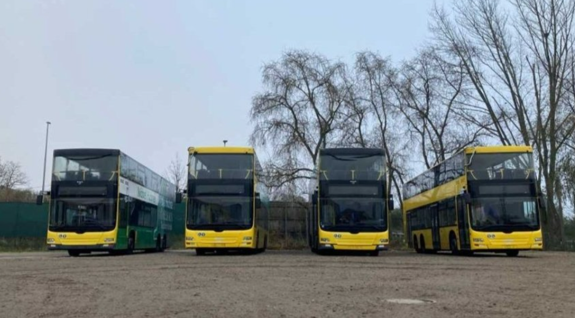 Двоповерхові автобуси, які передали Києву, помітили біля КМДА: фото