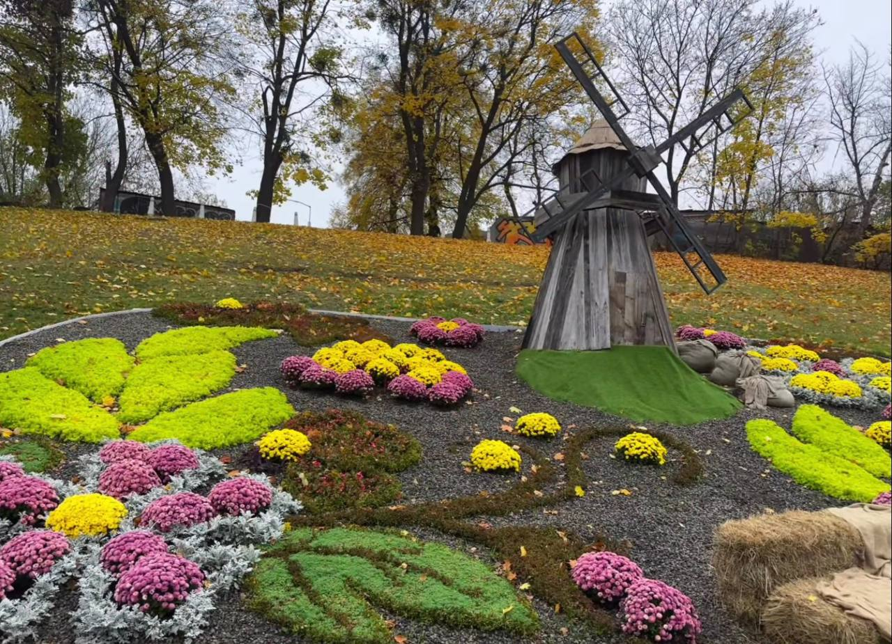 У сквері на Подільському узвозі в Києві облаштували осінню фотозону з українськими мотивами