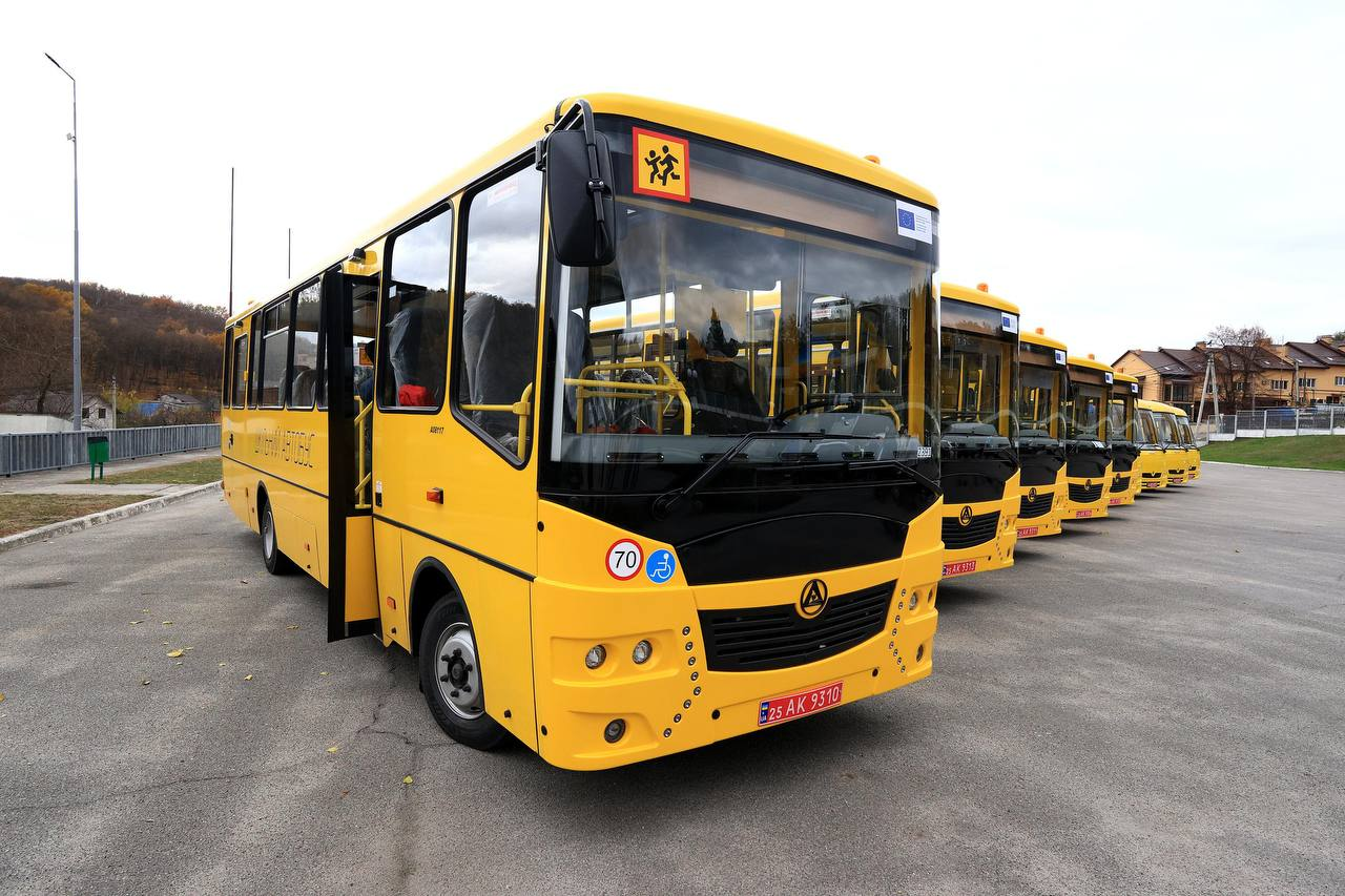 Дев’ять громад на Київщині отримали нові шкільні автобуси: деталі