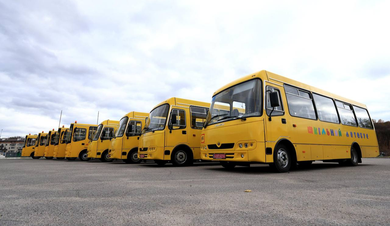 Дев’ять громад на Київщині отримали нові шкільні автобуси: деталі