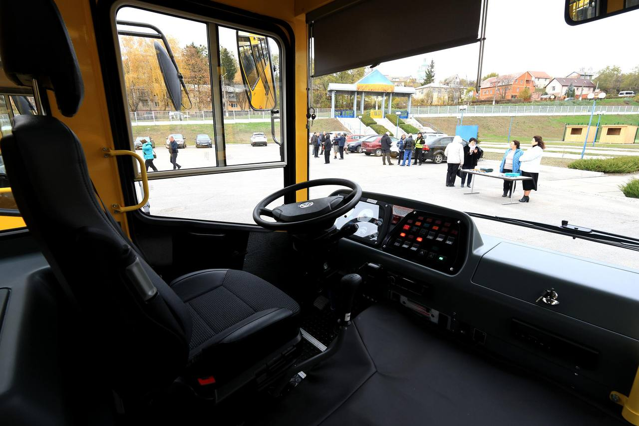 Дев’ять громад на Київщині отримали нові шкільні автобуси: деталі