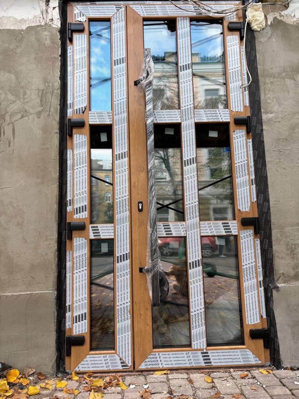 Забудовник самовільно встановив пластикові двері. Фото: БЖ Забудовник самовільно встановив пластикові двері. Фото: БЖ