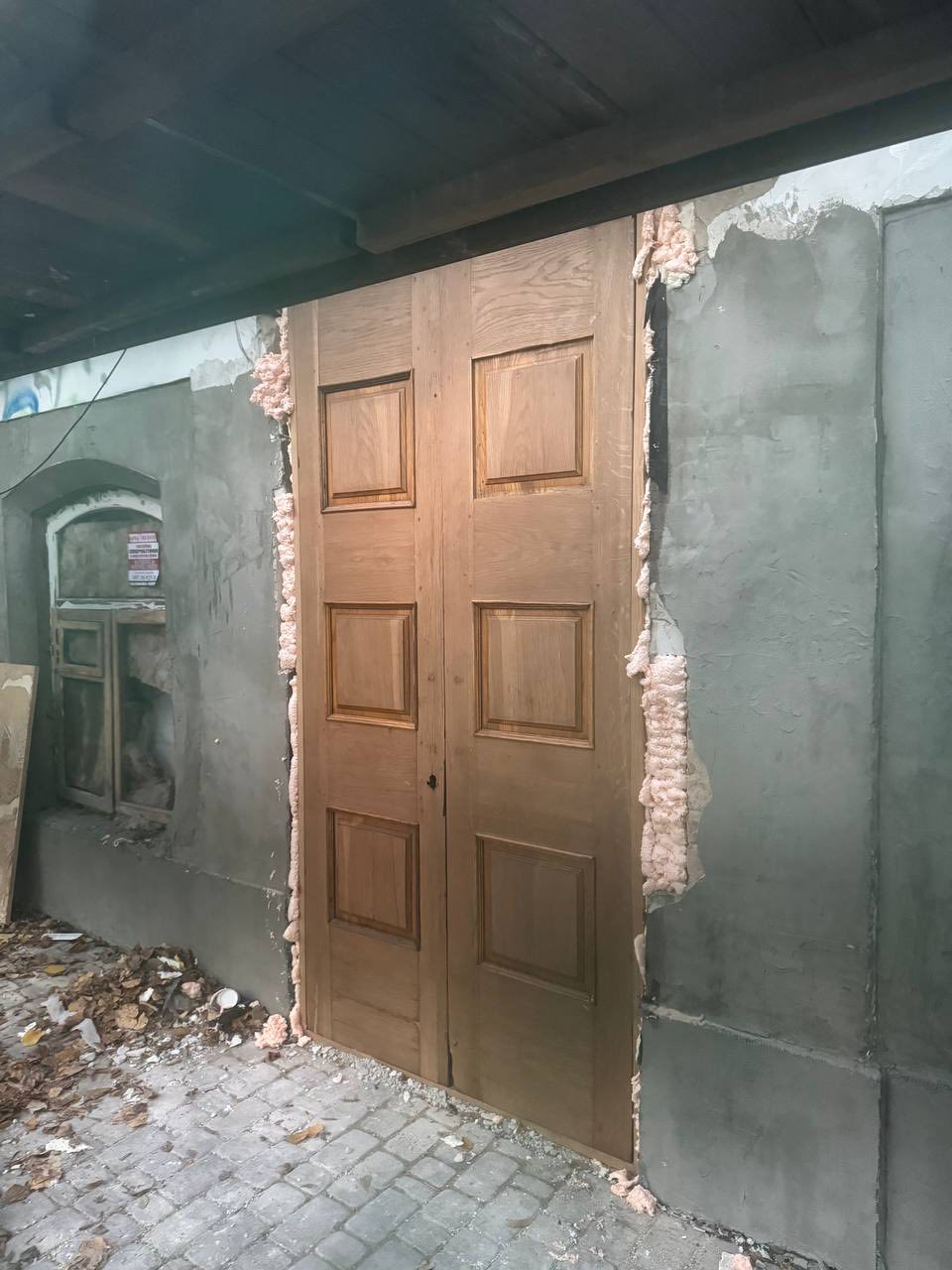 Будівельники замінили пластикові двері на нові. Фото: Дмитро Перов Будівельники замінили пластикові двері на нові. Фото: Дмитро Перов