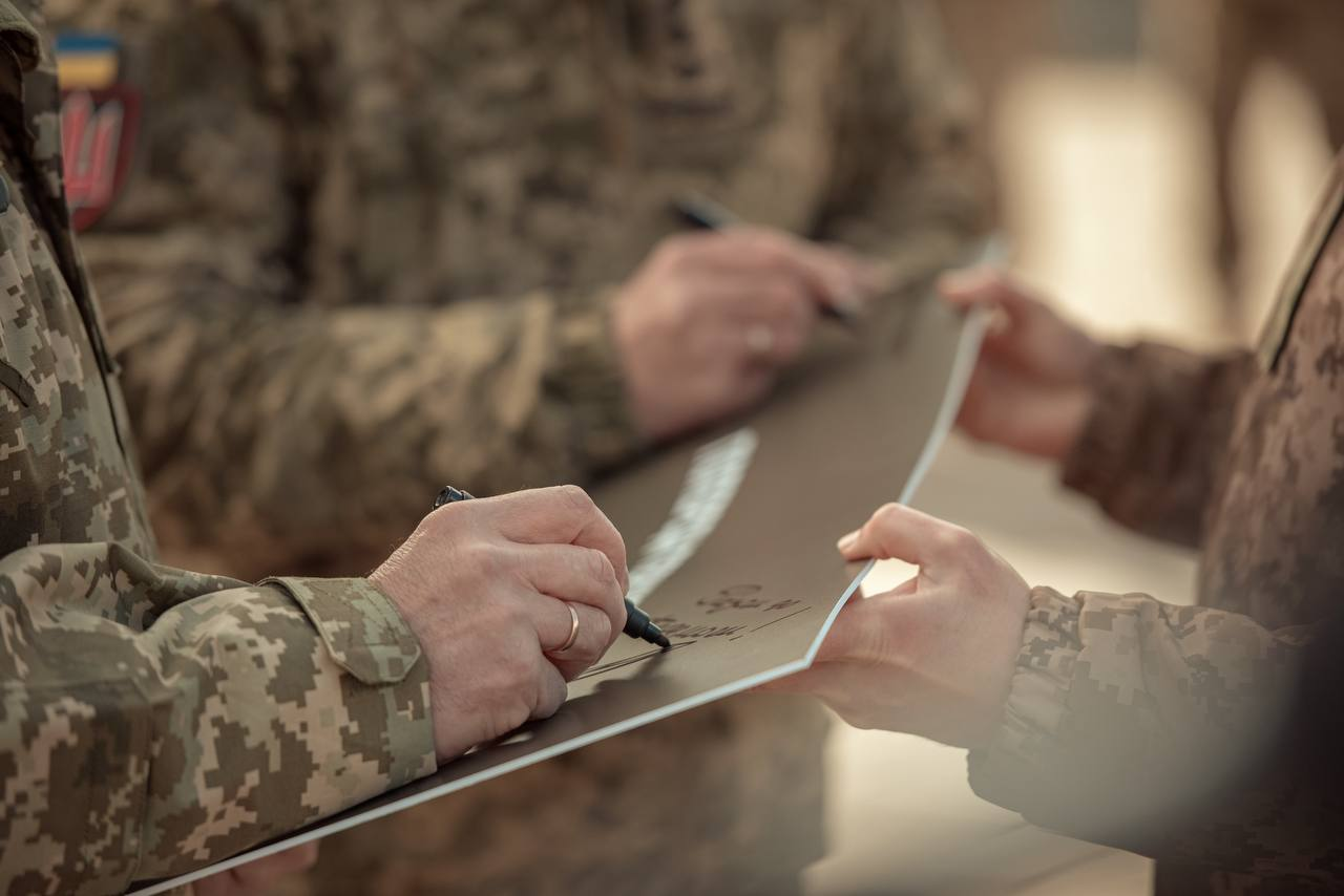 Фото: КМВА На Алеї захисників України в Києві встановили пам'ятний знак інженерним військам: фото