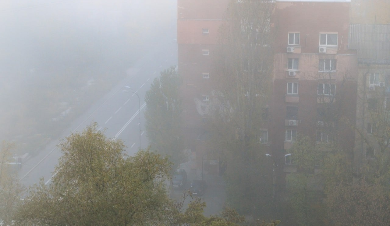 Київ накрив густий туман: поради водіям та пішоходам