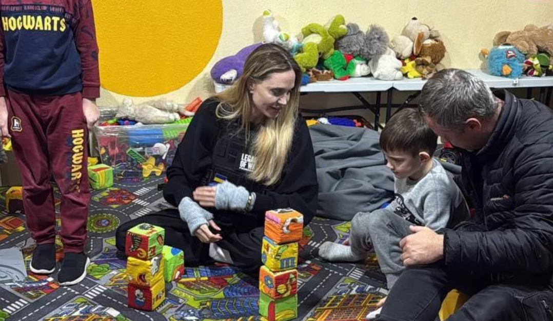 Анджеліна Джолі перетнула український кордон пішки та мала проблеми з водієм: що відомо