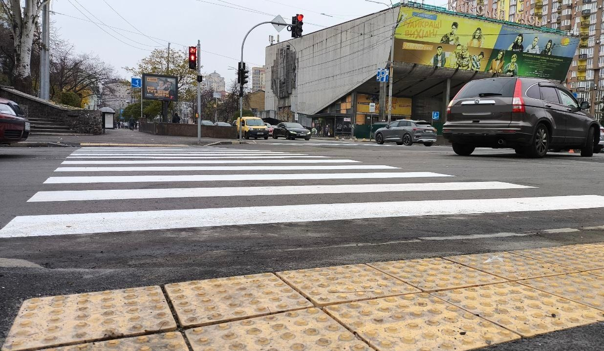 Біля кінотеатру "Київська Русь" з’явився наземний безбар’єрний пішохідний перехід