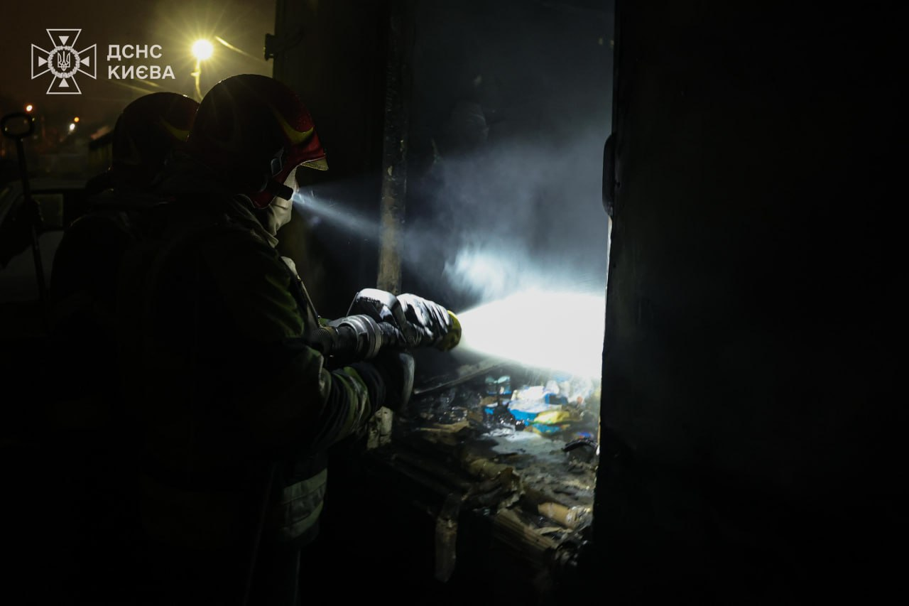 Фото: ДСНС Києва Дронова атака на Київ 8 листопада 2025 року: уламки впали у Печерському районі