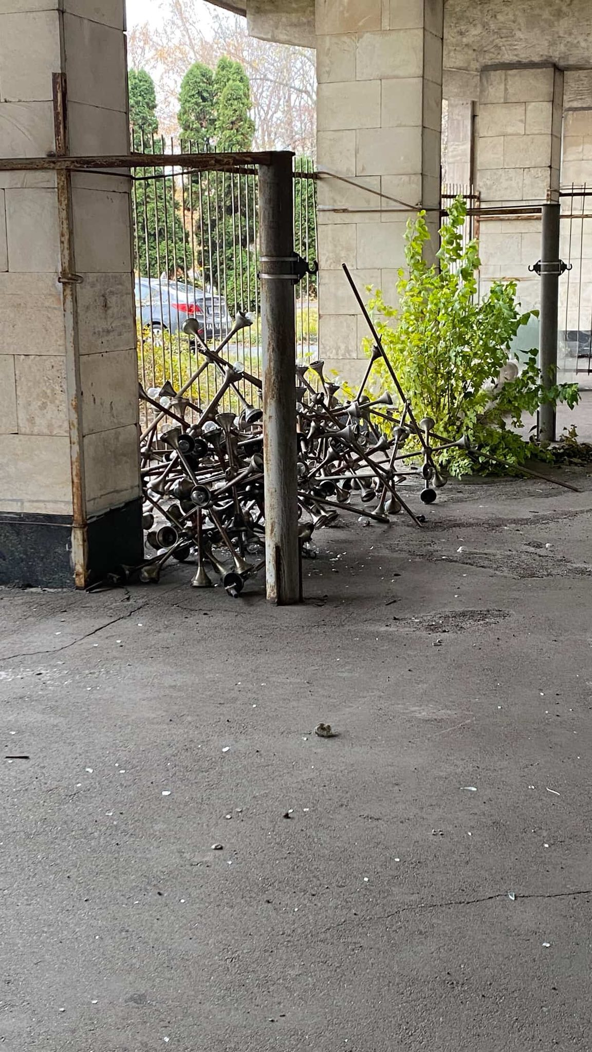 З корпусу КПІ викинули автентичні "люстри-молекули": як вони виглядають