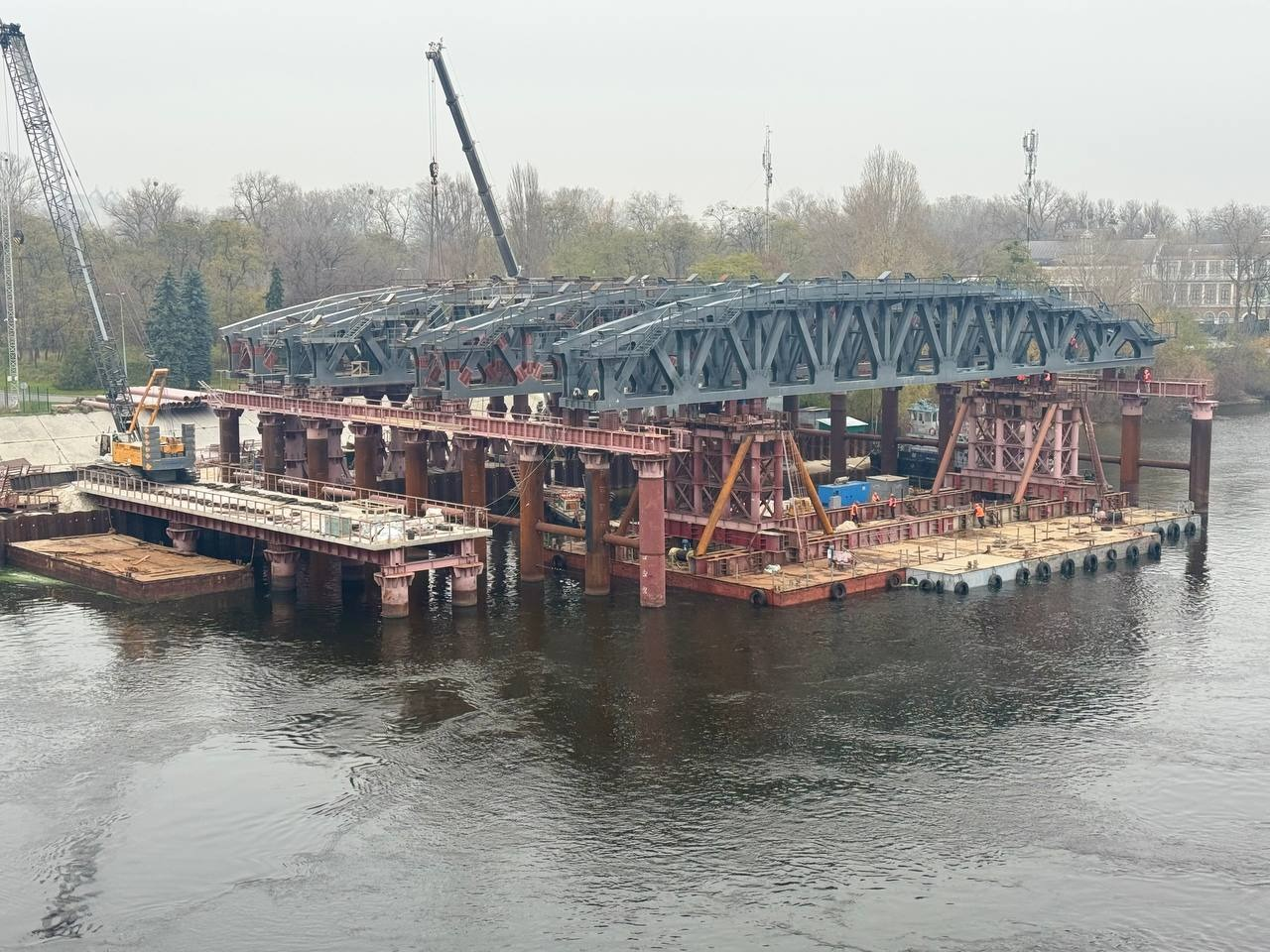 На київському мосту Метро встановлюють підтримуючі арочні конструкції: фото