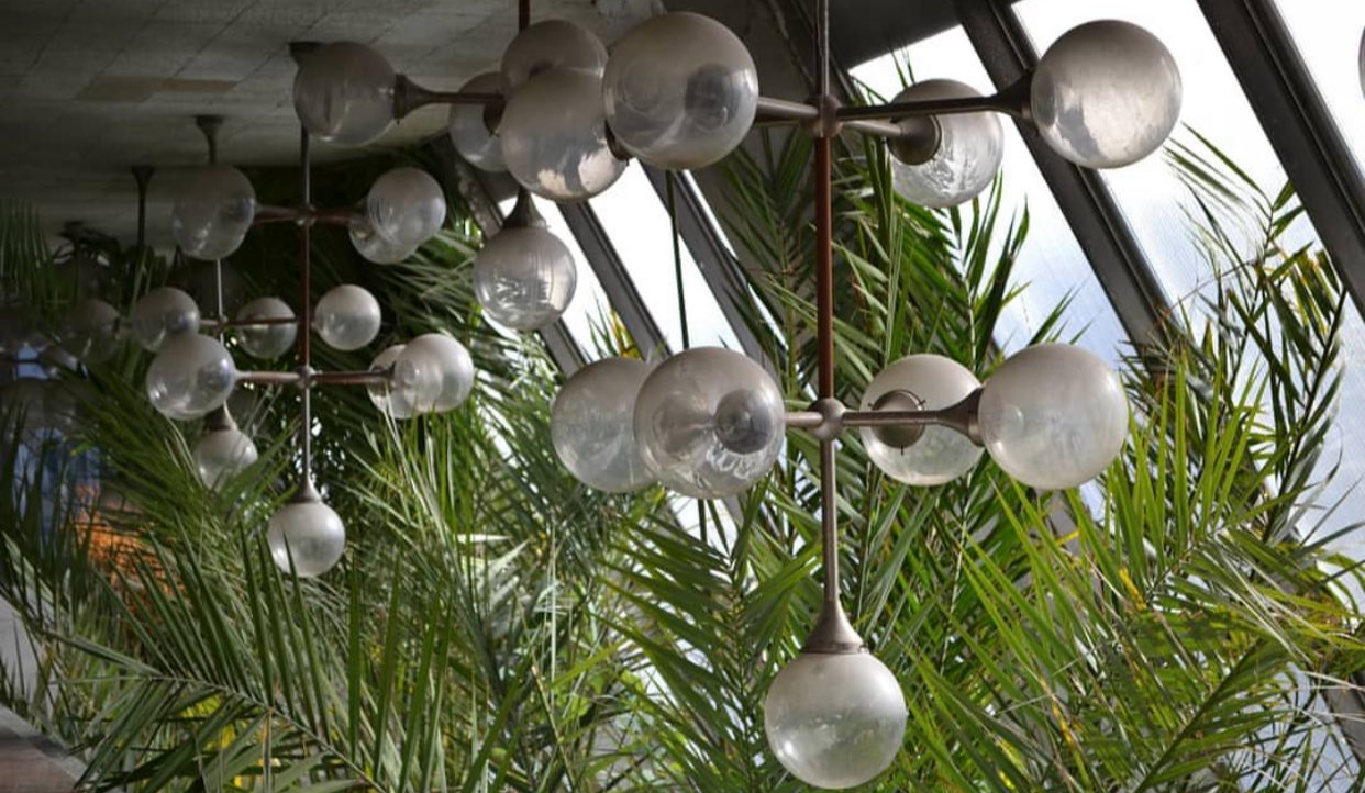 З корпусу КПІ викинули автентичні "люстри-молекули": як вони виглядають