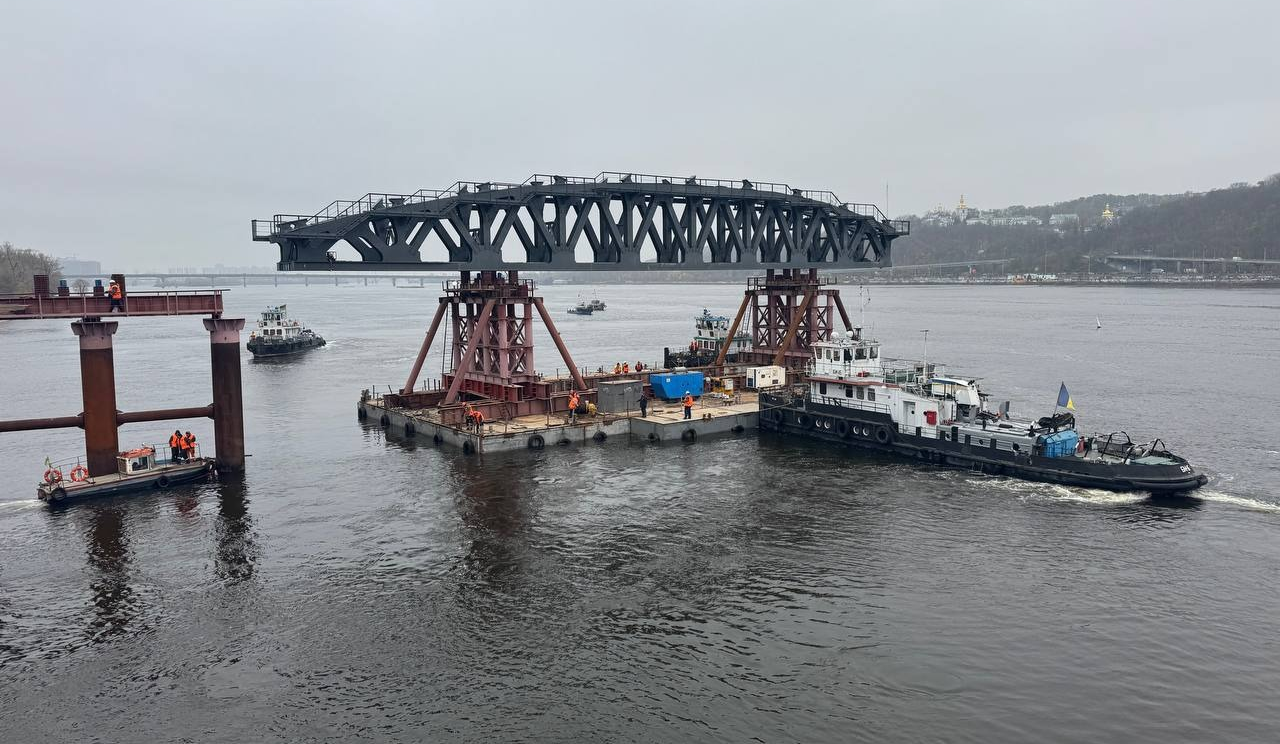 На київському мосту Метро встановлюють підтримуючі арочні конструкції: фото